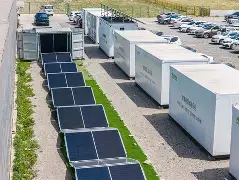 Conteneurs déployés sur site avec champ solaire
